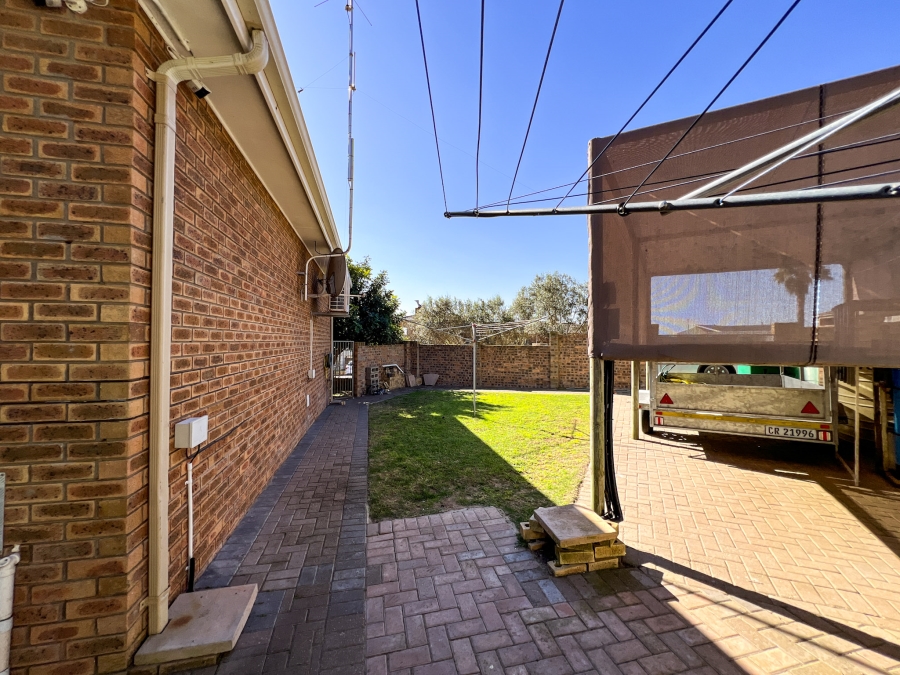 4 Bedroom Property for Sale in Middedorp Western Cape